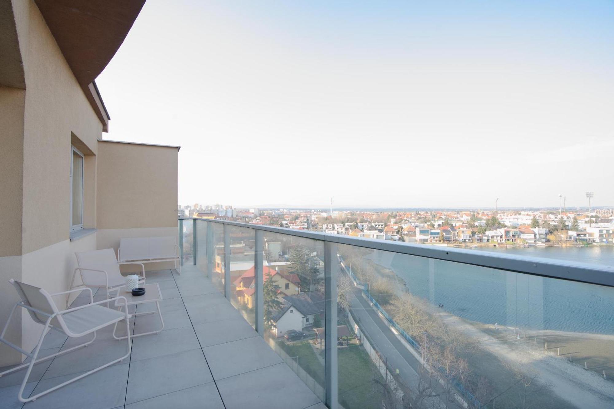 Luxusny Penthouse Nad Jazerami 230 M2, 3X Garaz, Wifi Διαμέρισμα Senec Εξωτερικό φωτογραφία